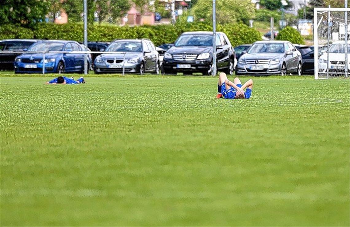 Verzweifelte Enzberger nach vergebenen Torchancen: Nach dem Schlusspfiff bleiben manche Spieler von Viktoria minutenlang auf dem Rasen liegen.Fotos: Huber, Fotomoment (2)