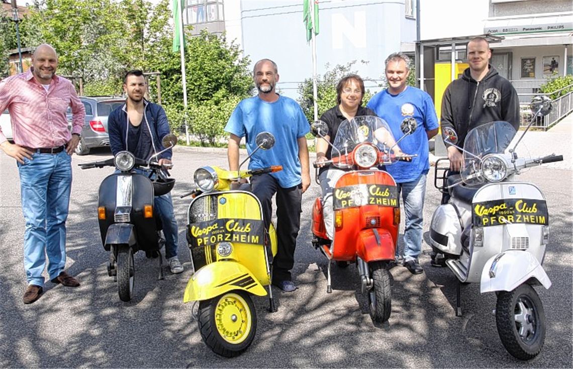 Vespa-Fan Klaus Sämann (v. li.), Sämann-Mitarbeiter Gaetano Petralito sowie Jochen Heilemann, Helga und Michael Klingel und Benjamin Götze vom Vespa-Club Pforzheim. Foto: Sadler