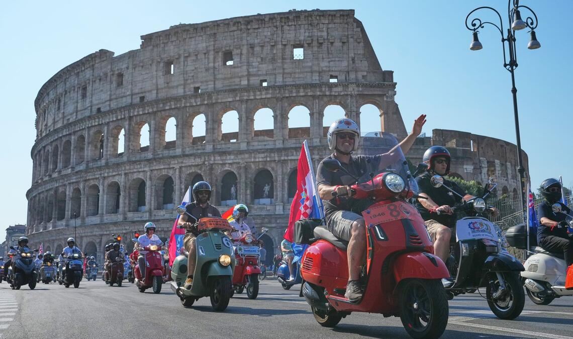 Vespa-Fans feiern 80 Jahre Kultroller mit Parade am Kolosseum