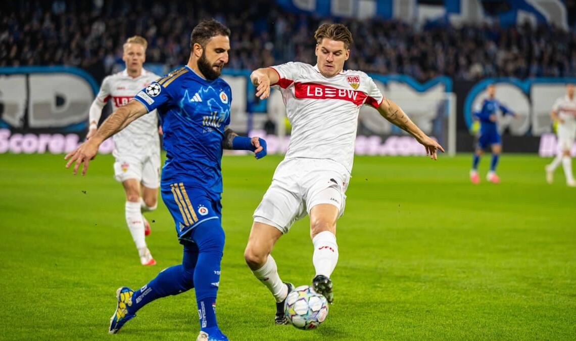 VfB-Abwehrspieler Ramon Hendriks stellt sich im Zweikampf Slovan Bratislavas Tigran Barseghyan entgegen.