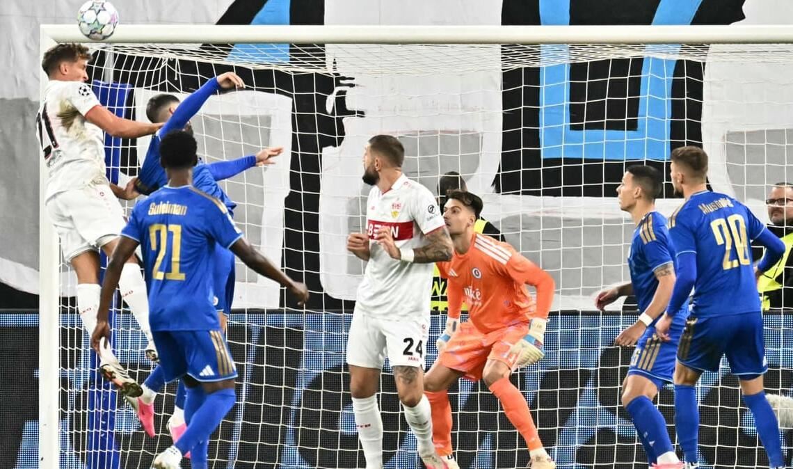 VfB-Mittelfeldspieler Grischa Prömel steigt zum Kopfball hoch, ein Tor bleibt jedoch aus.