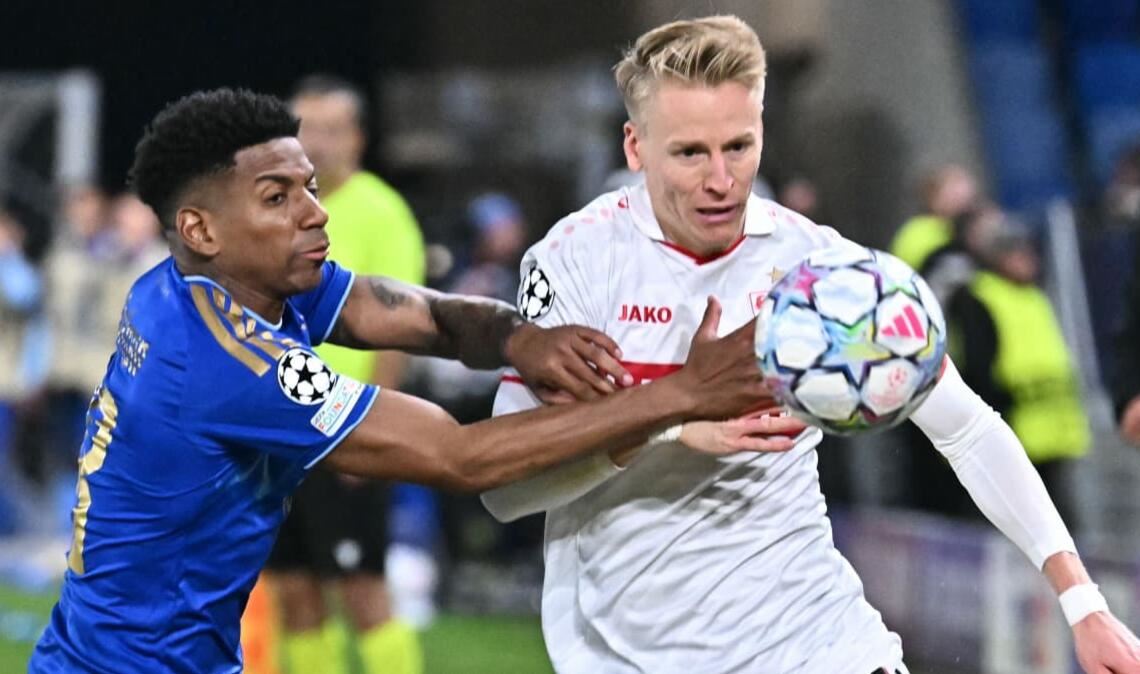 VfB-Offensivspieler Chris Führich mit Slovan-Verteidiger César Blackman im Zweikampf um den Ball.