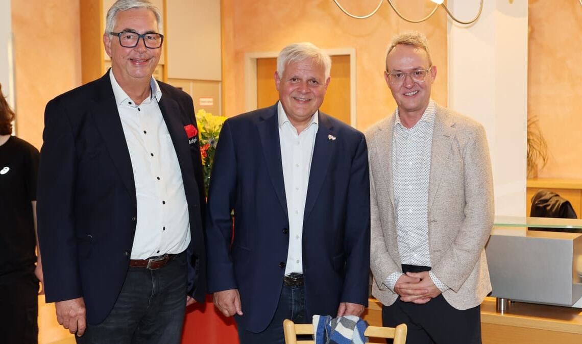 VfB-Präsident Dietmar Allgaier, Klink-Geschäftsführer Thomas Müller und VfB-Vorstandschef Alexander Wehrle (von links)