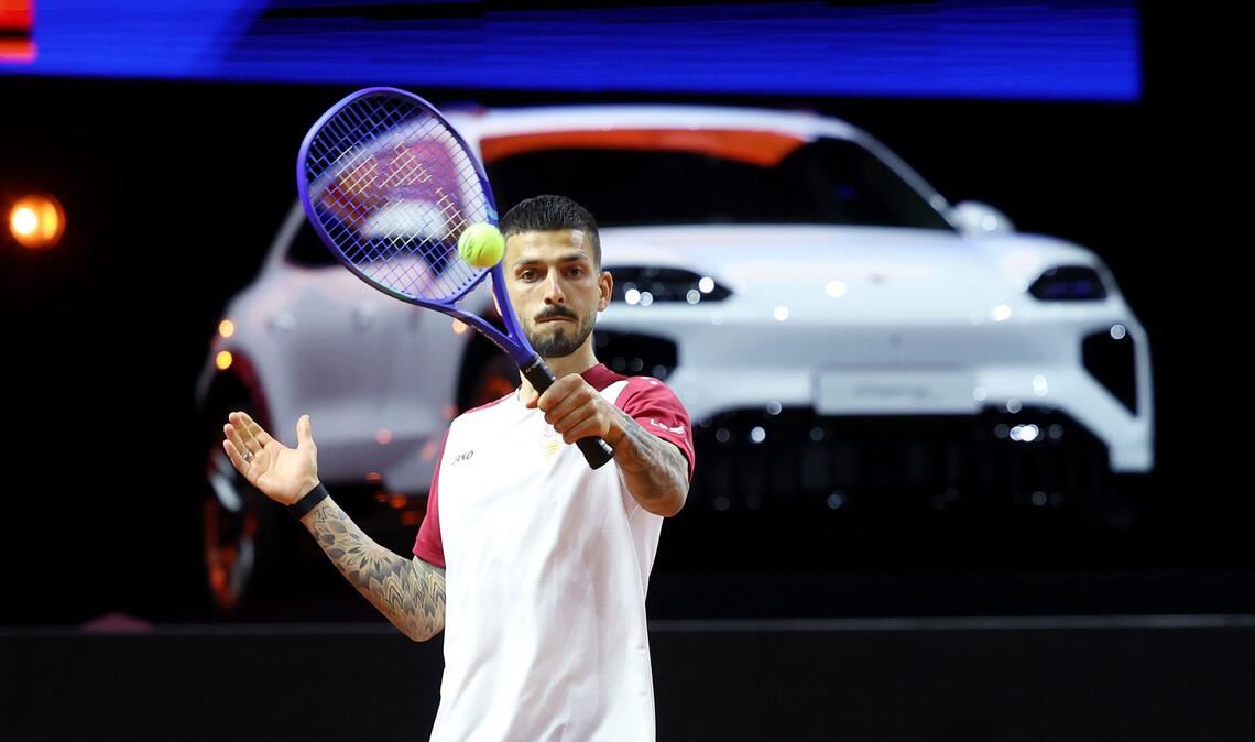 VfB-Torhüter Fabian Bredlow ist bei der „Porsche One Point Challenge“  an dem Montag vor dem Hauptrundenauftakt (13.April) dabei. Hier entscheidet ein einziger Ballwechsel über Ausscheiden und Weiterkommen. Sein Auftritt ist nur kurz, er muss sich bereits in der ersten Runde der späteren Gewinnerin Eva Bennemann geschlagen geben.