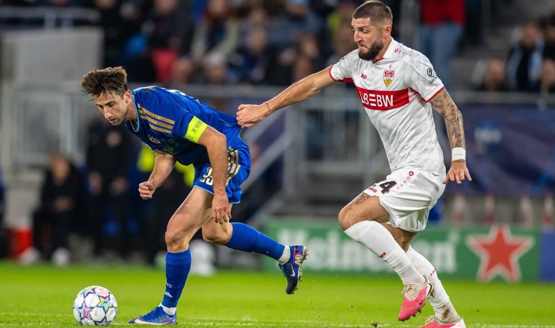 VfB-Verteidiger Jeff Chabot kämpft mit Slovan-Stürmer Andraž Šporar um den Ball.
