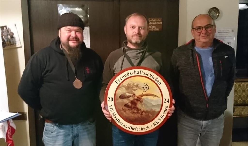 VfS-Sportleiter und Organisator Sven Reinisch, der Ehrenscheibensieger Waldemar Derr vom KKS Bretten und Sieger Tony Bracale (v.li.) nach der Siegerehrung. Foto: privat