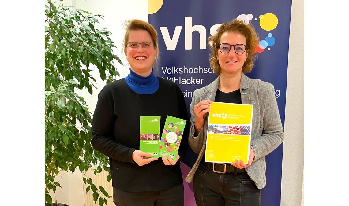 Vhs-Leiterin Dr. Martina Terp-Schunter (li.) und Mitarbeiterin Majke Scheible präsentieren das neue Programmangebot. Foto: privat