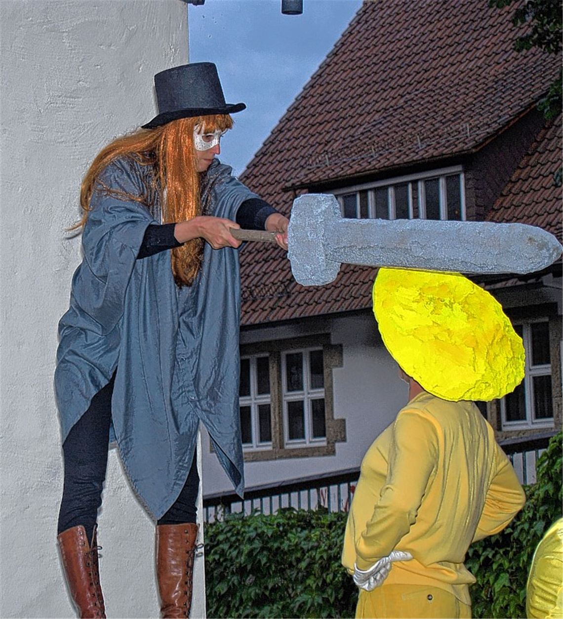 Vhs-Leiterin Katja Rohloff als Schauspielerin mit furchteinflößender „Waffe“.