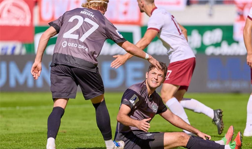 Vico Meien klatscht mit Niklas Antlitz ab: Die beiden Ex-Kickers-Spieler befinden sich mit dem VfR Aalen auf dem Höhenflug.