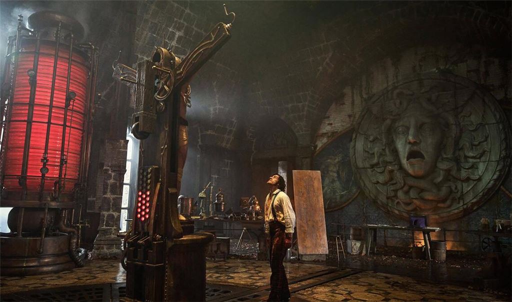 Victor Frankenstein mit seiner Kreatur im Labor: Szene aus dem Netflix-Film „Frankenstein“ von Guillermo del Toro.