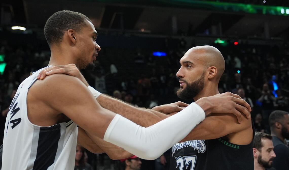 Victor Wembanyama (l) und die San Antonio Spurs stehen im NBA-Halbfinale.