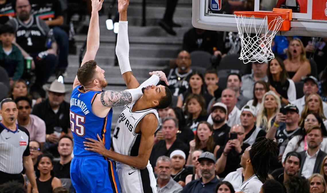 Victor Wembanyama (re.) dominierte Spiel vier gegen Isaiah Hartenstein und die Oklahoma City Thunder.