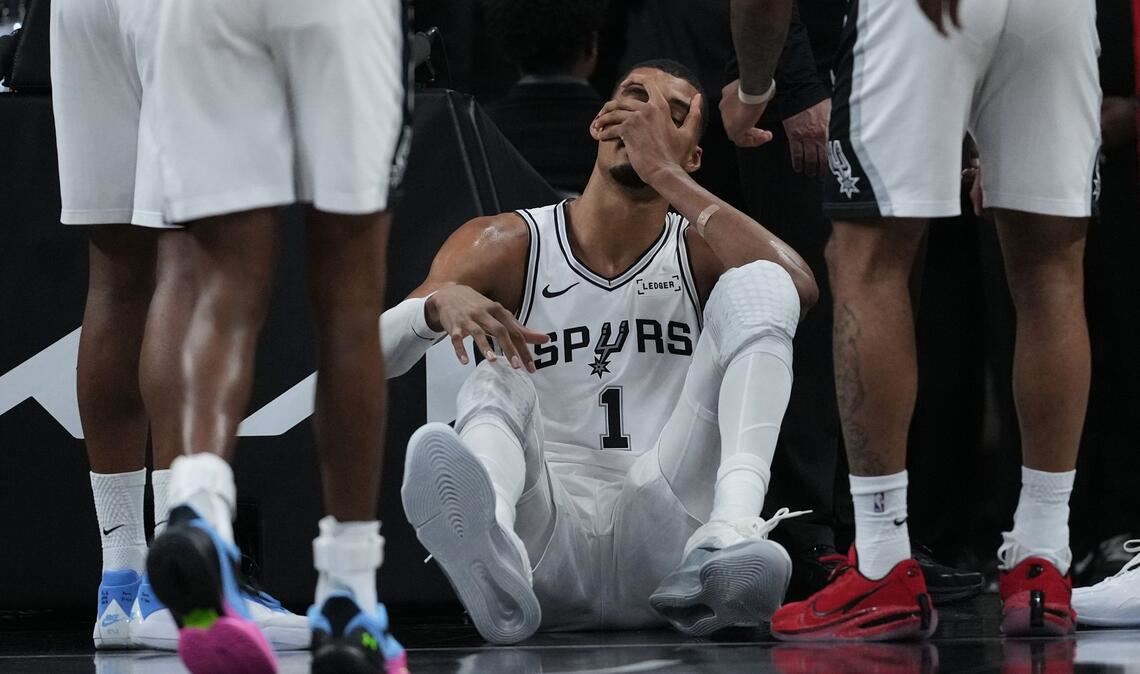 Victor Wembanyama verletzte sich im zweiten Viertel.