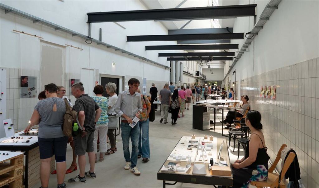 Viel Andrang im Hauptgang des Alten Schlachthofs bei der „schmuck+“. 35 Designer aus ganz Deutschland und dem Nachbarland Frankreich zeigen in diesem Jahr gestalterisch anspruchsvollen Schmuck und Objekte. Fotos: Volz