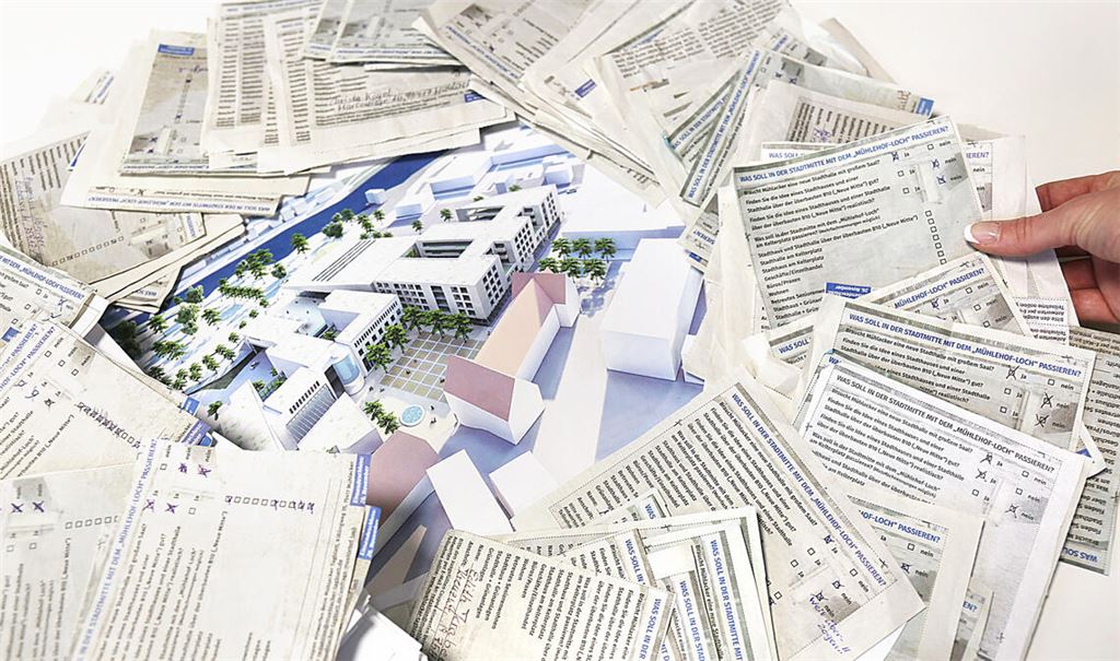 Viel Arbeit für Redaktionsassistentin Nadine Blacha-Werner bei der Auswertung der Einsendungen zur Stadtmitte-Umfrage. Die Resonanz ist enorm. Foto: Eier