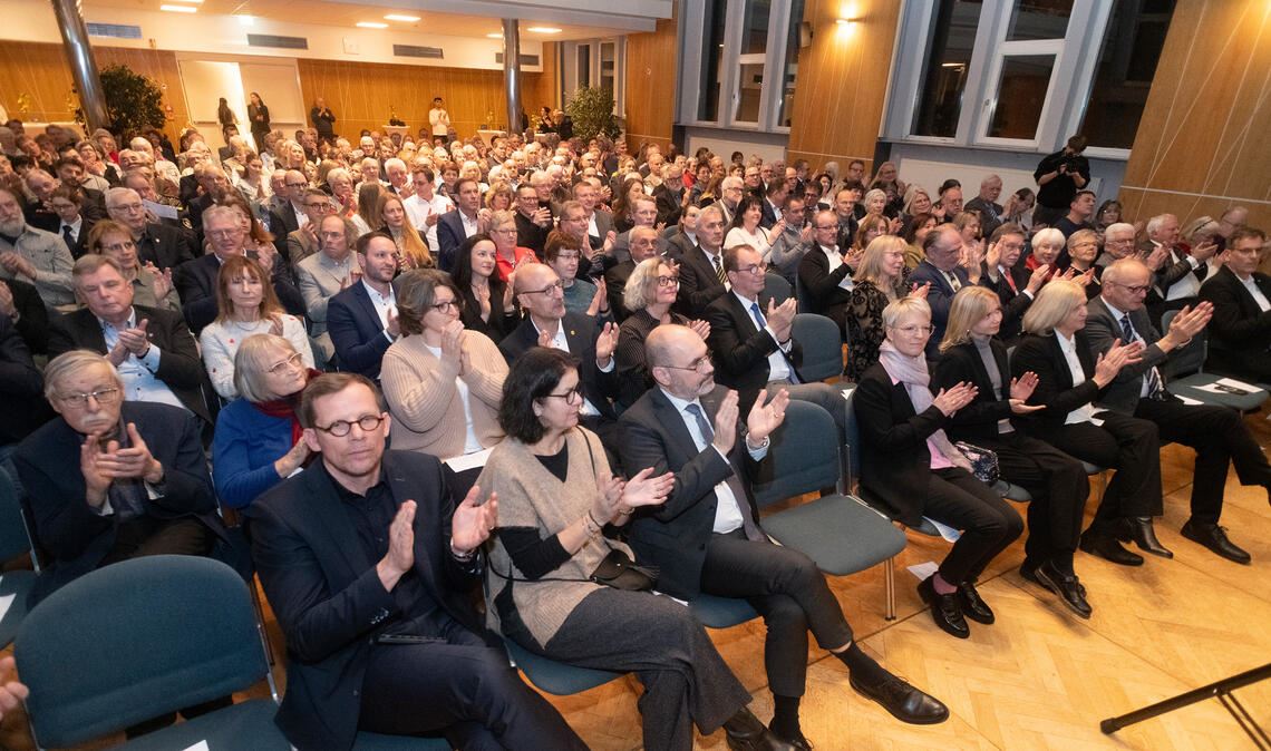 Viel Beifall für Stephan Retter im vollbesetzten Saal des Uhlandbaus, in dem er seine erste Neujahrsrede hält. Fotos: Fotomoment