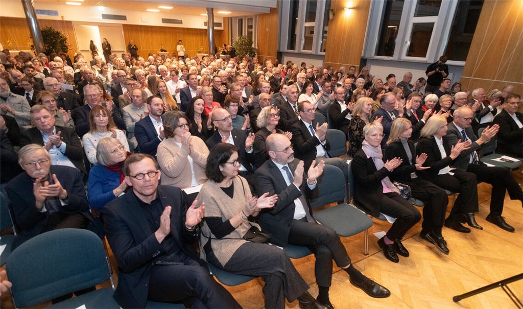 Viel Beifall für Stephan Retter im vollbesetzten Saal des Uhlandbaus, in dem er seine erste Neujahrsrede hält. Fotos: Fotomoment