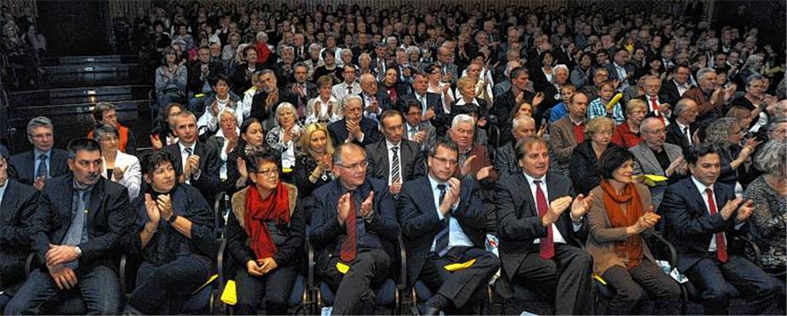 Viel Beifall für den Musikverein Enzberg und OB Frank Schneider im voll besetzten Gottlob-Frick-Saal beim Neujahrsempfang, zu dem auch wieder viel Prominenz gekommen war, unter anderem in der ersten Reihe Bundestagsabgeordneter Memet Kilic (re.) und die Bürgermeister Heinz-Peter Hopp (3. v. re.), Andreas Felchle (4. re.) und Norbert Holme (5. v. re.). 