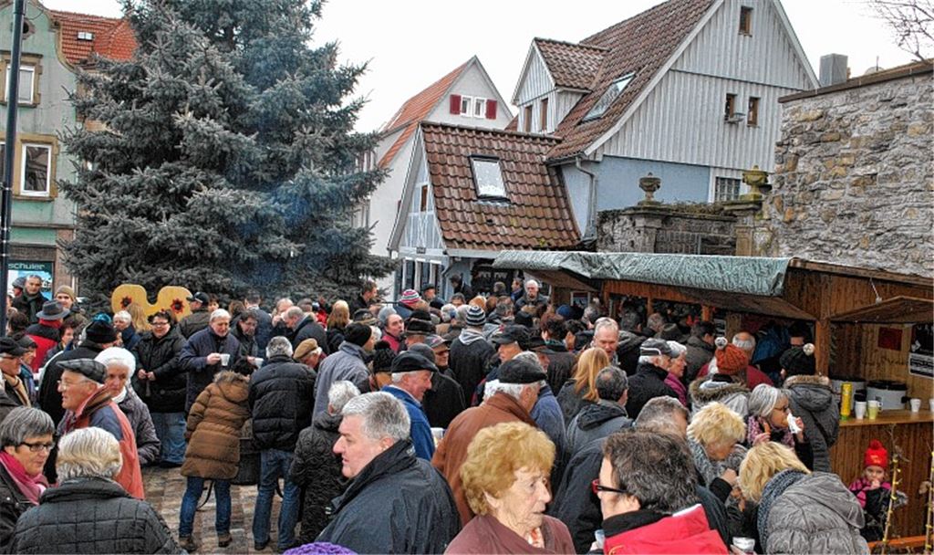 Viel Betrieb herrschte auf dem neuen Bischof-Wurm-Platz bei der ersten Dürrmenzer Weihnachtsfeier.