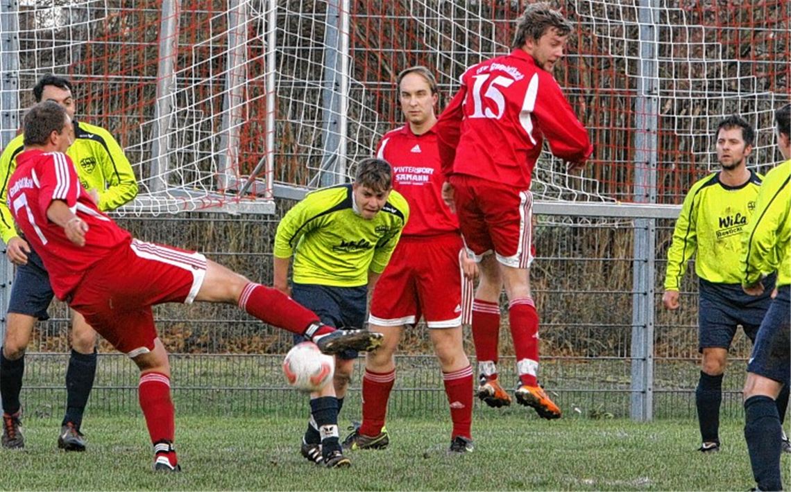 Viel Betrieb im Strafraum des TSV Mühlhausen nach einem Eckball. Dieser Nachschuss von Brian Gerhart findet sein Ziel jedoch nicht. Foto: Eigner