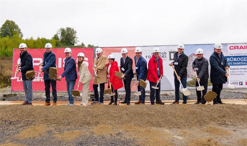 Viel Bewegung auf der Ziegelhöhe: Nach dem Richtfest im OBI-Baumarkt legt das Traditionsunternehmen Craiss mit dem offiziellen Spatenstich für ein Bürogebäude nach. Fotos: privat