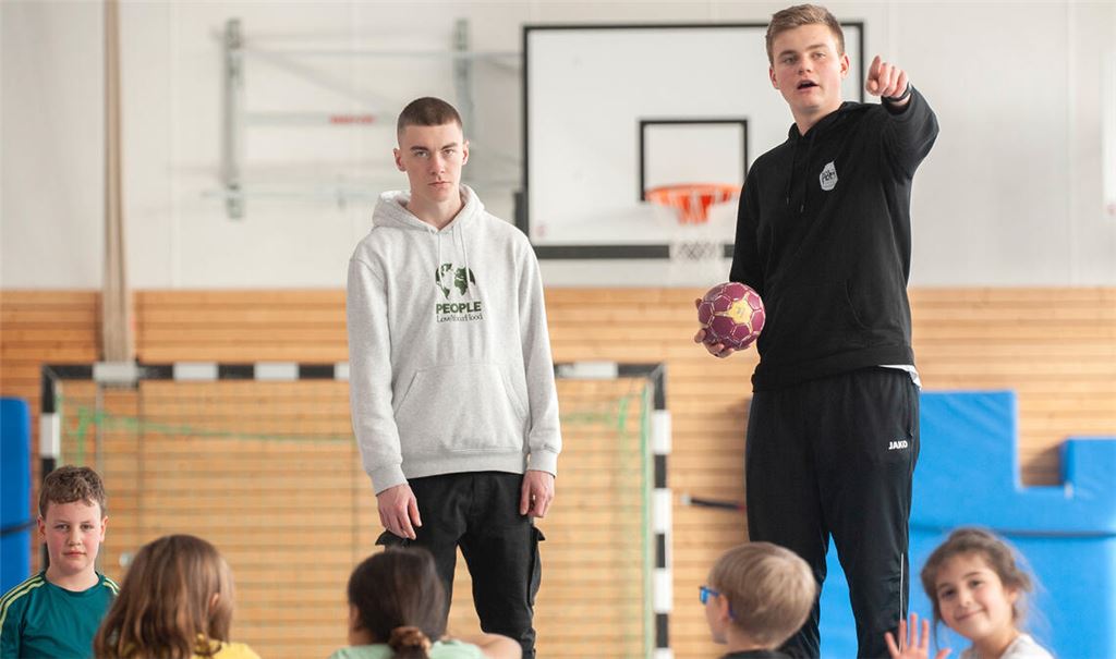 Viel Geduld brauchen die FSJler Jannik Eder und Paul Bickel (re.) beim Training mit den Erst- und Zweitklässlern aus Dürrmenz. Fotos: Fotomoment