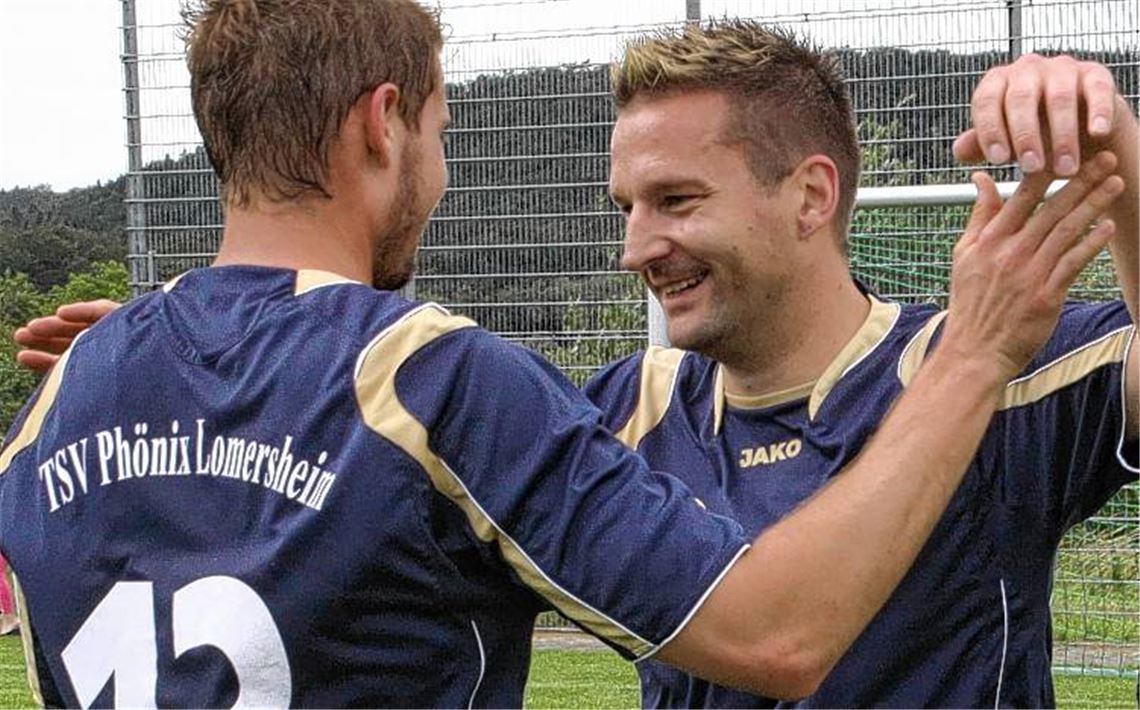 Viel Grund zum Jubeln: Simon Roller (re., mit Dominik Murnberger) trifft seit der Winterpause wie am Fließband. Foto: Eigner