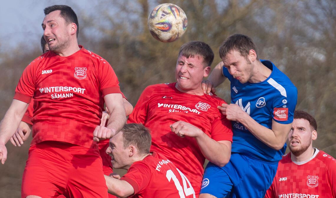 Viel Kampf im Derby zwischen dem TSV Großglattbach und dem SV Illingen. Foto: Fotomoment
