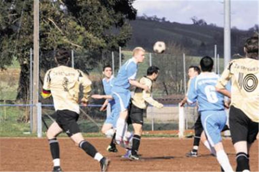 Viel Kampf um den Ball, wenig Struktur: Bei böigem Wind und auf dem ungeliebten Hartplatz zeigen Knittlingen (blau) und Zaisersweiher eine über weite Strecken zerfahrene Partie.