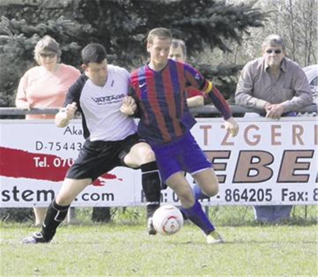 Viel Kampf und Krampf  Ötisheim (gestreifte Trikots) ist im Angriff viel zu einfallslos. Ölbronn-Dürrn hält sich die Gastgeber problemlos vom Leib.  Foto: Eigner