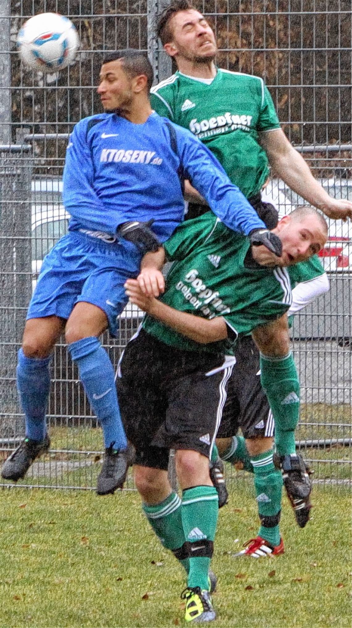 Viel Kampf, wenig Spiel – mehr lässt der aufgeweichte Rasen beim Duell des Tabellenfünften Spvgg Zaisersweiher (in Grün) und Tabellenführer FSV Buckenberg nicht zu.  Fotos: Eigner