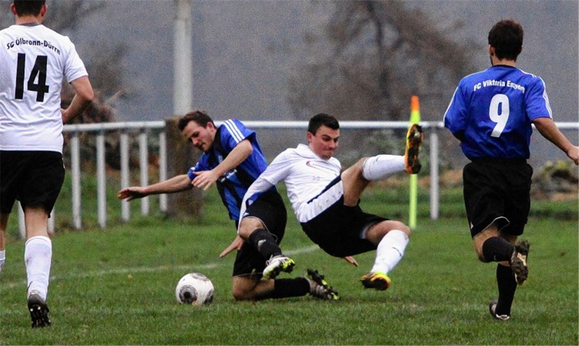 Viel Kampf, wenig Spielfluss: SG Ölbronn-Dürrn (in Weiß) und Viktoria Enzberg zeigen bei trübem Novemberwetter keine hochklassige Partie. Foto: Eigner