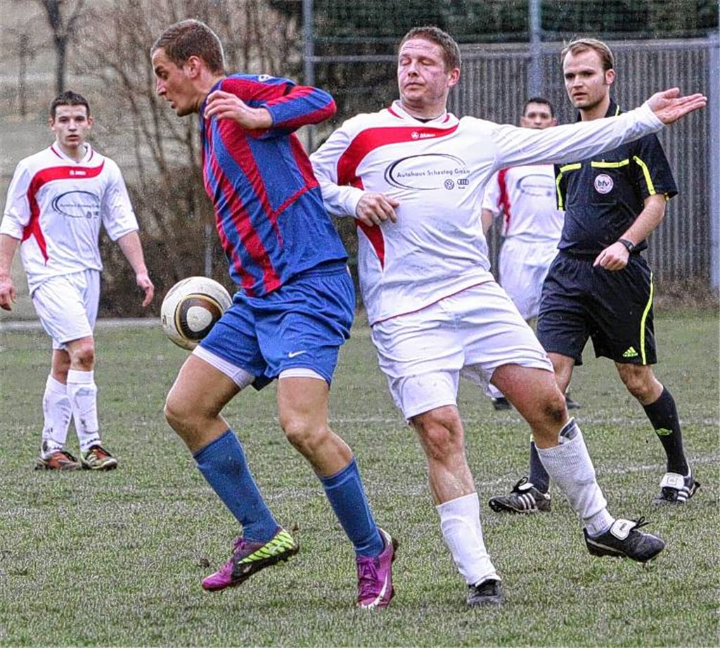 Viel Krampf und Kampf, aber nur wenig flüssige Aktionen bieten Ölbronn-Dürrn (in Weiß) und Ötisheim bei schwierigen Bedingungen. Foto: Eigner