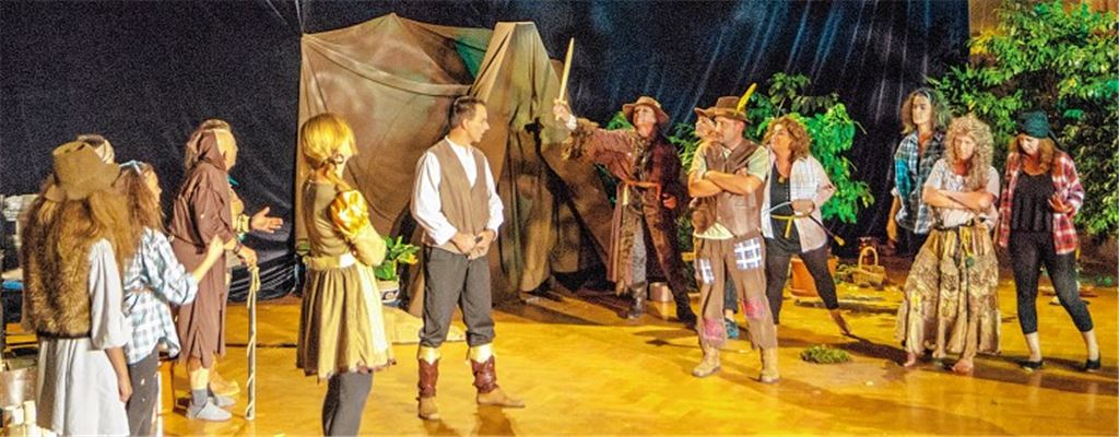 Viel Liebe zum Detail: Vor einer beeindruckenden Kulisse im Uhlandbau ist den rund 30 Darstellern die Freude am Spiel jederzeit anzumerken.