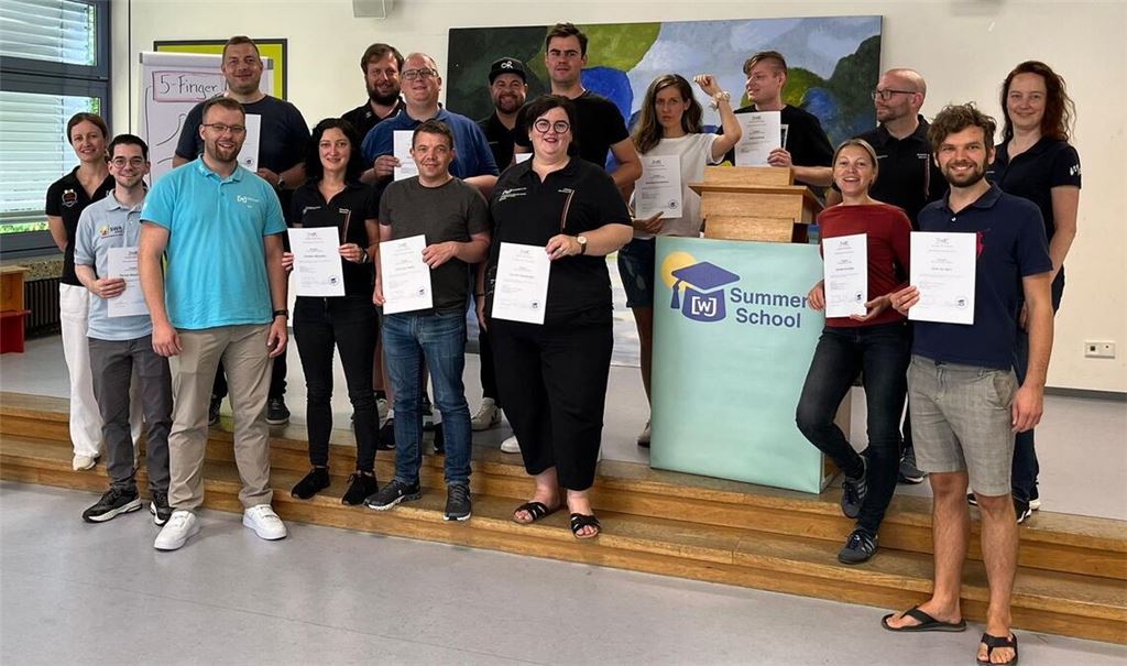 Viel Liebe zum Detail: Zur SummerSchool gehört auch die Zeugnisverleihung durch Hauptorganisator Kay Bäumges (3. v. li.). Foto: privat