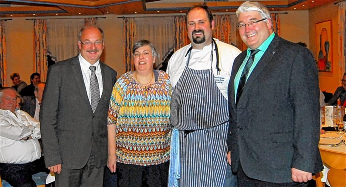 Viel Lob für die Gestaltung des „Jahresabends“ der Dehoga Enzkreis erhalten „Ochsen“-Wirt Simon Schwegler (2. v. re.) und Seniorchefin Annette Schwegler vom stellvertretenden Hauptgeschäftsführer des Landesverbandes, Joachim Schönborn (li.), und vom Kreisvorsitzenden Reinhard Gallistl. Foto: Schott