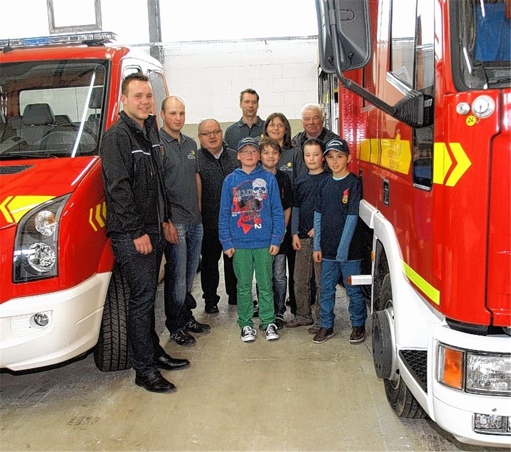 Viel Platz zwischen den Fahrzeugen: Abteilungskommandant Michael Schwab (li.) und Stellvertreter Sebastian Ebert mit Besuchern in der neuen Feuerwache.