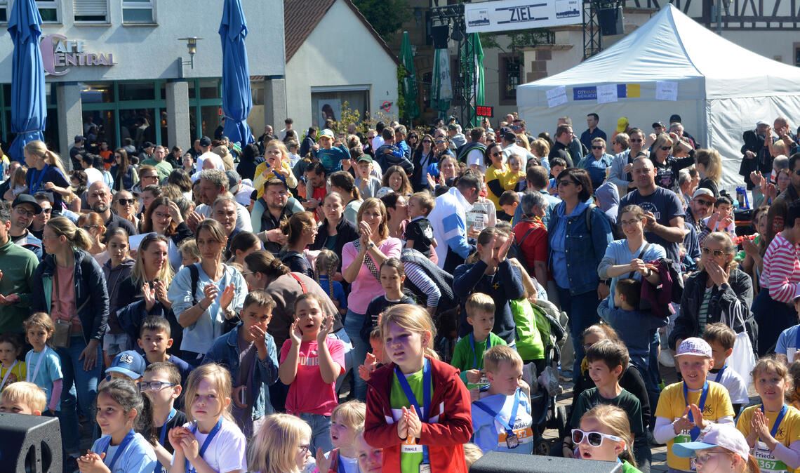 Viel Publikum auf dem Kelterplatz.