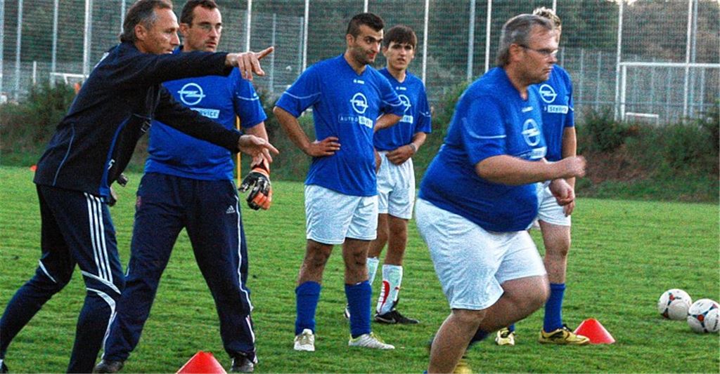 Viel Spaß beim Training: CfR-Coach Eberhard Carl (li.) gibt dem Fußballteam der Lebenshilfe Pforzheim/Enzkreis die ersten Tipps.