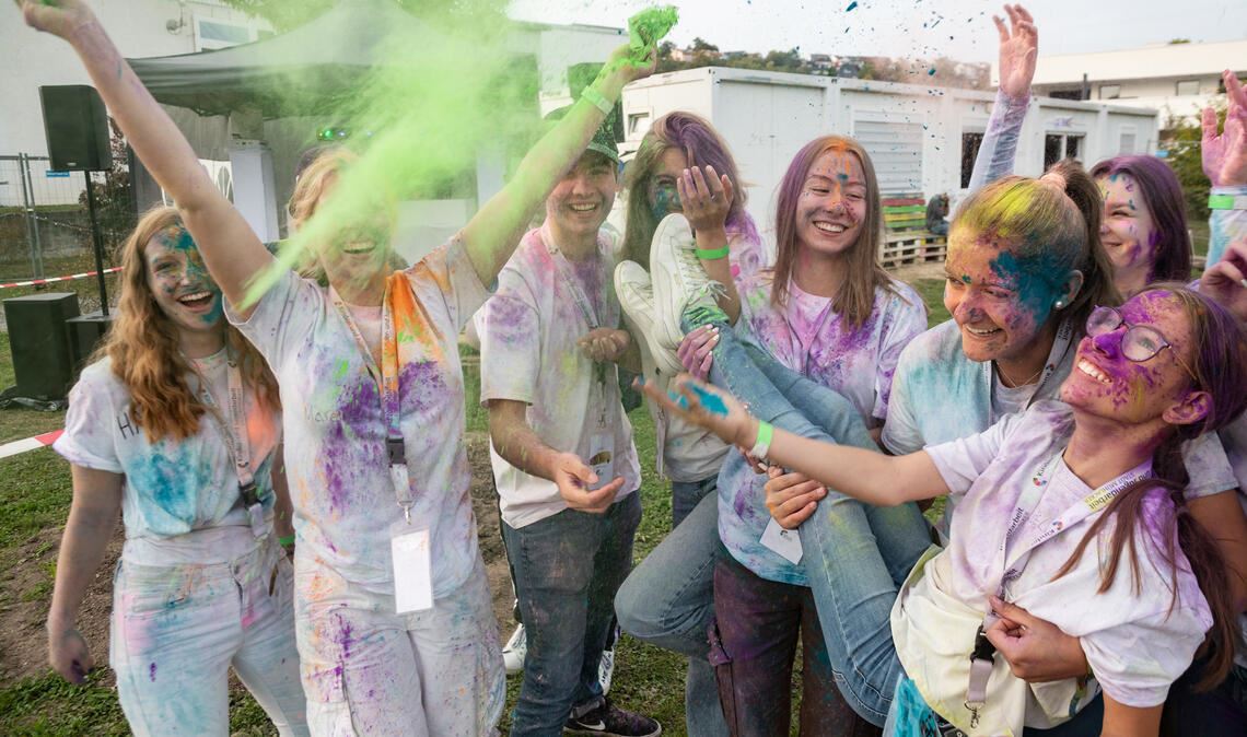 Viel Spaß beschert die Happy-Holi-Party den Gästen in Enzberg. Foto: Fotomoment