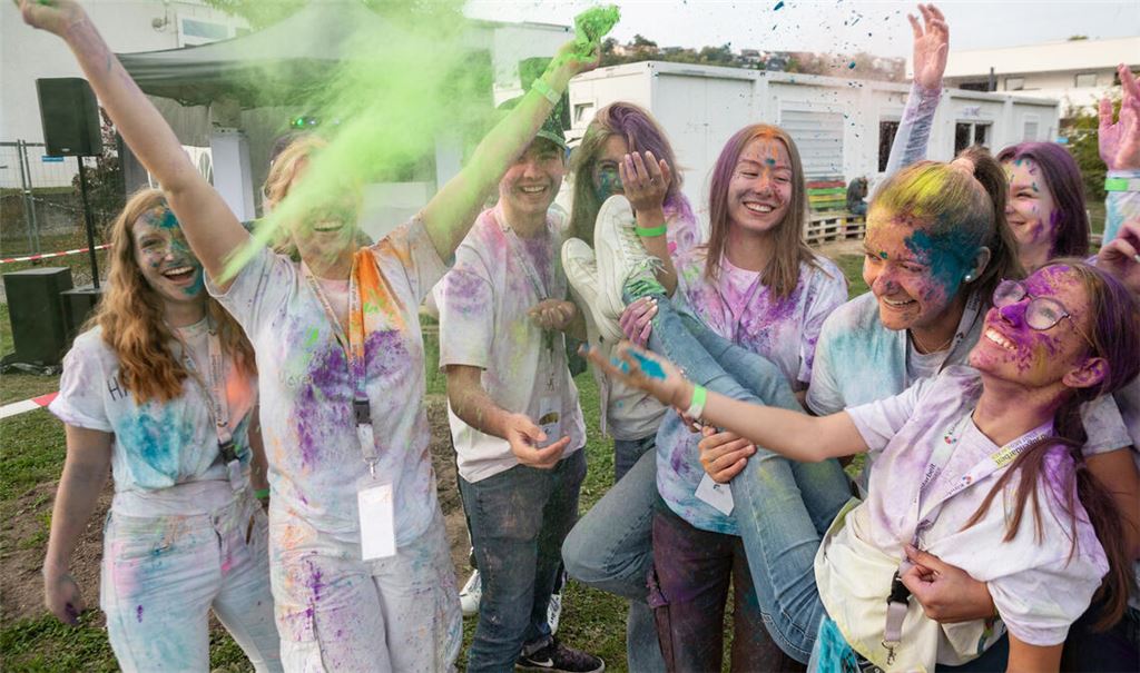 Viel Spaß beschert die Happy-Holi-Party den Gästen in Enzberg. Foto: Fotomoment