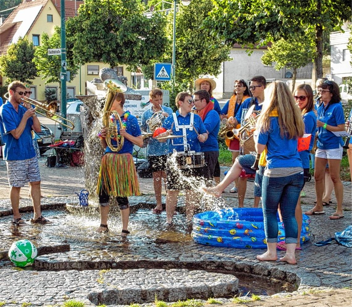 Viel Spaß haben die Enzberger Musiker bei ihrer Cold Water Challenge. Foto: Wendelstein
