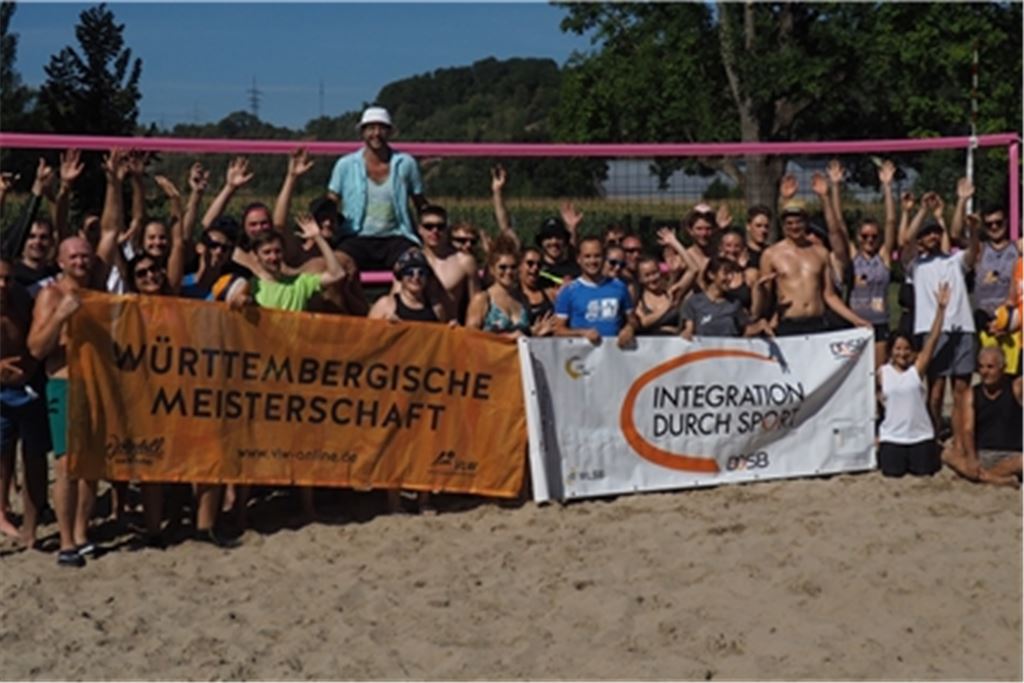 Viel Spaß und gute Laune beim Finale der Beachvolleyball-Turnierserie „Integration Grenzenlos“. Rechts außen: Mitorganisator Jürgen Schmidt vom TV Mühlacker. Foto: Müller