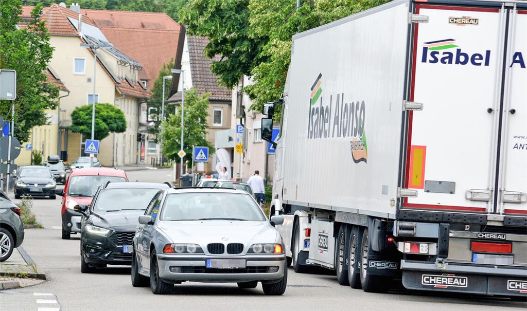 Viel Verkehr in der Illinger Bahnhofstraße. Noch gilt hier nur nachts Tempo 30. Foto: Stahlfeld