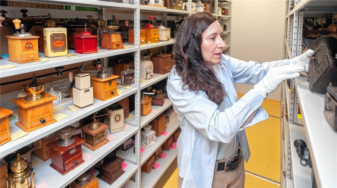 Viel Zeit hat Giovanna Messina während der Corona-Zwangspause im Kaffeemühlen-Archiv zugebracht. Einige Stücke schaffen es in die neue Ausstellung. Foto: Fotomoment