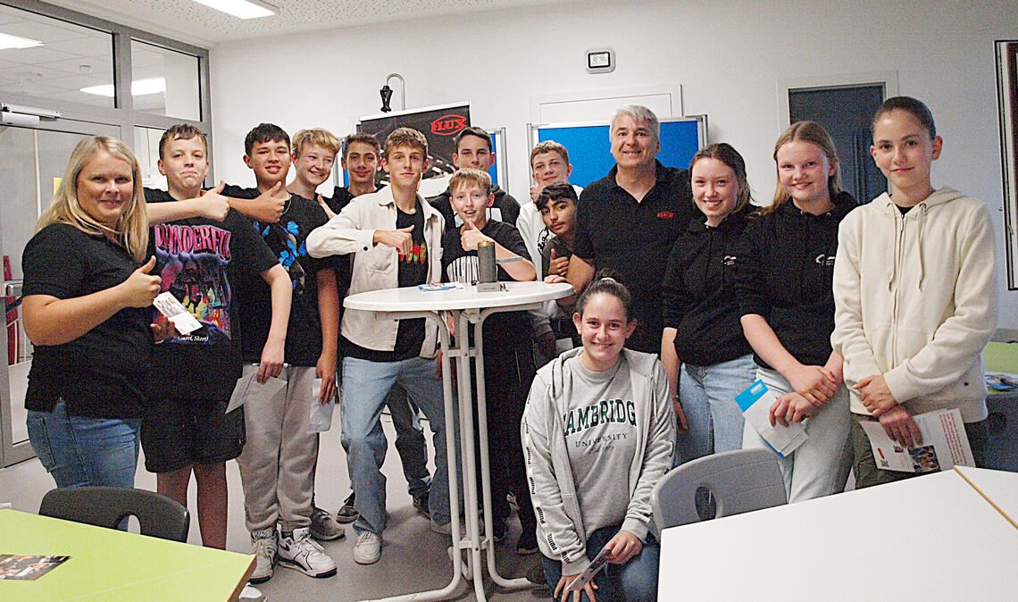 Viel Zuspruch erfahren Laura Jung (li.) und Gerd Müller (4.v.re.), Mitarbeiter der Firma Flux. Beide nehmen sich viel Zeit für die Besucher, informieren sehr genau über den technischen und kaufmännischen Bereich ihrer Firma. Fotos: Filitz