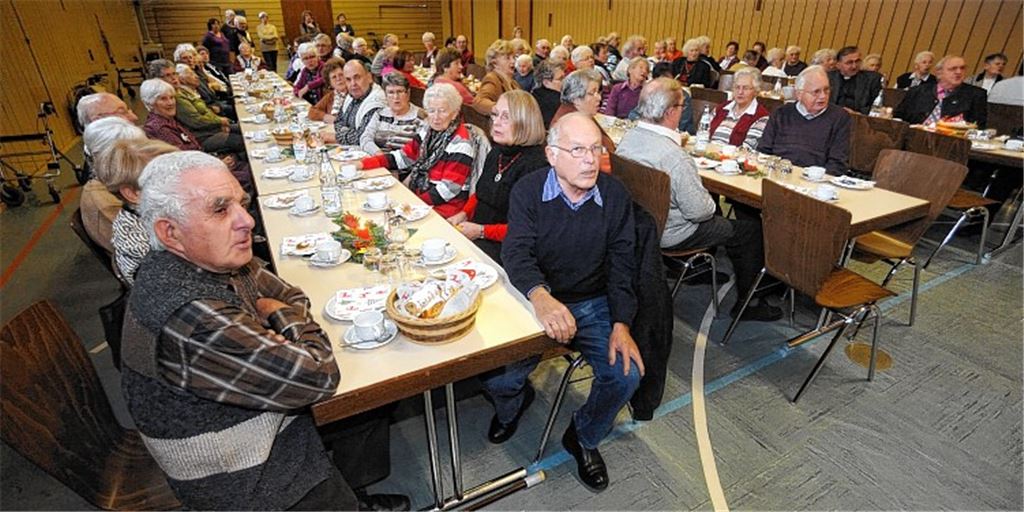 Viel gesungen wird beim Seniorennachmittag in der Knittlinger Festhalle.