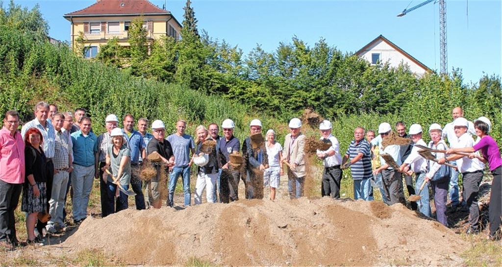 Viel hilft viel: Nachdem jahrelang um die neue Lindach-Halle gerungen wurde, herrscht großer Andrang beim Spatenstich auf dem ehemaligen Schulerareal. Foto: Kollros