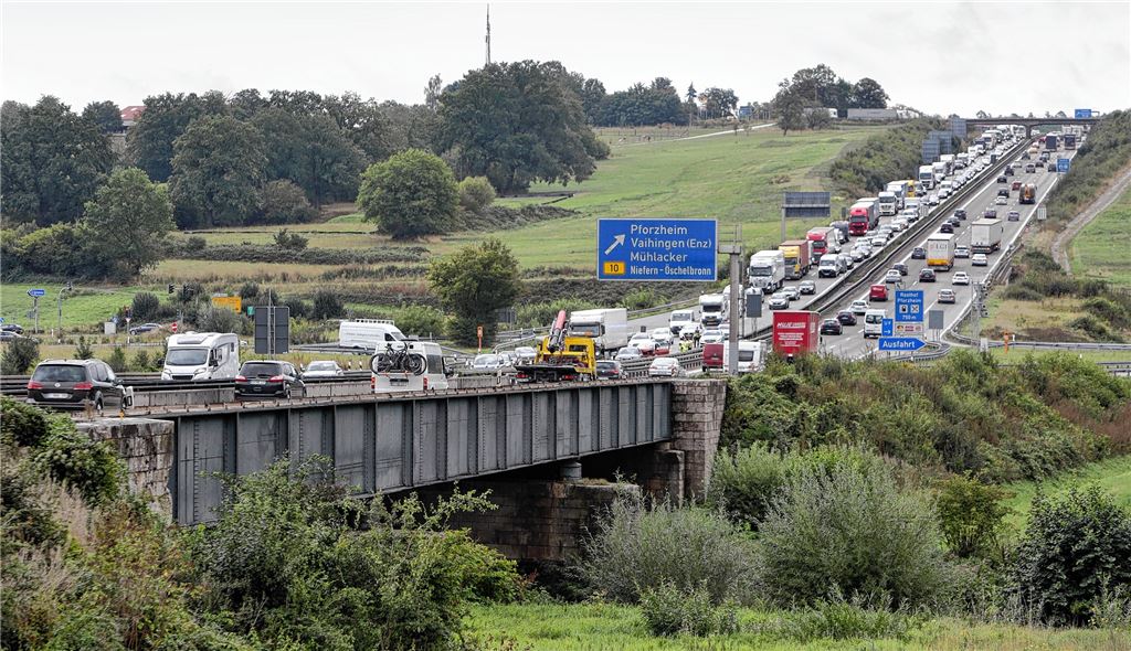 Viel los auf der Autobahn: Das vierspurige Nadelöhr bei Niefern soll ab Sommer 2021 sechsspurig ausgebaut werden.Tilo Keller