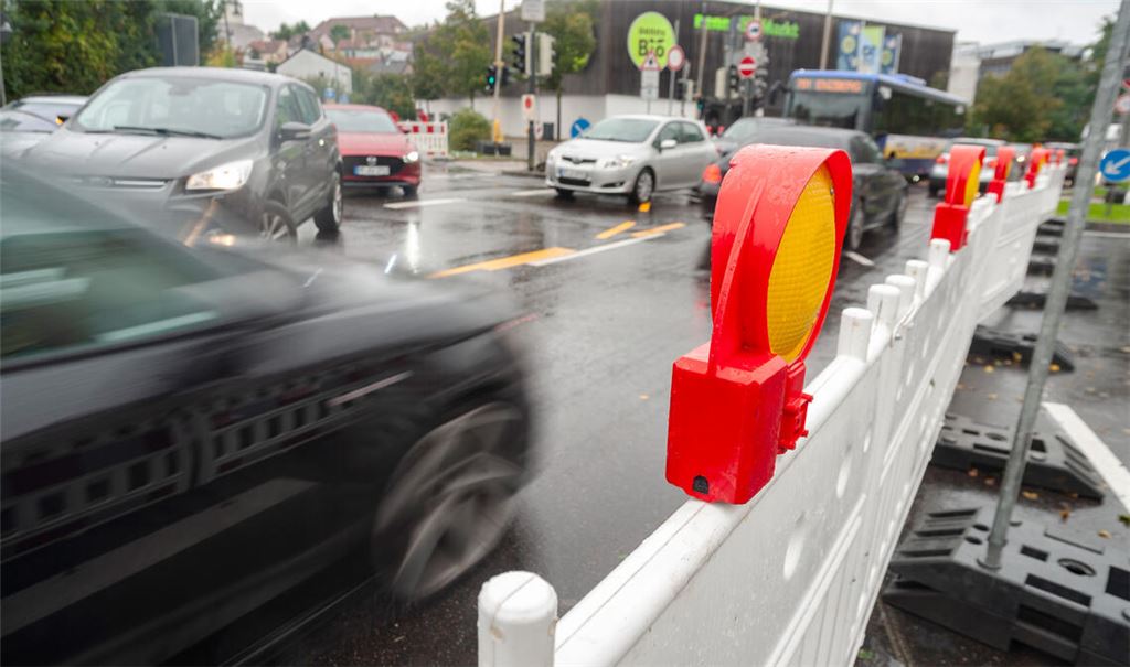 Viel los auf der innerstädtischen B 10: Der siebte und letzte Abschnitt der Sanierungsarbeiten bringt für den Verkehr nochmals neue Umstellungen mit sich. Fotos: Fotomoment